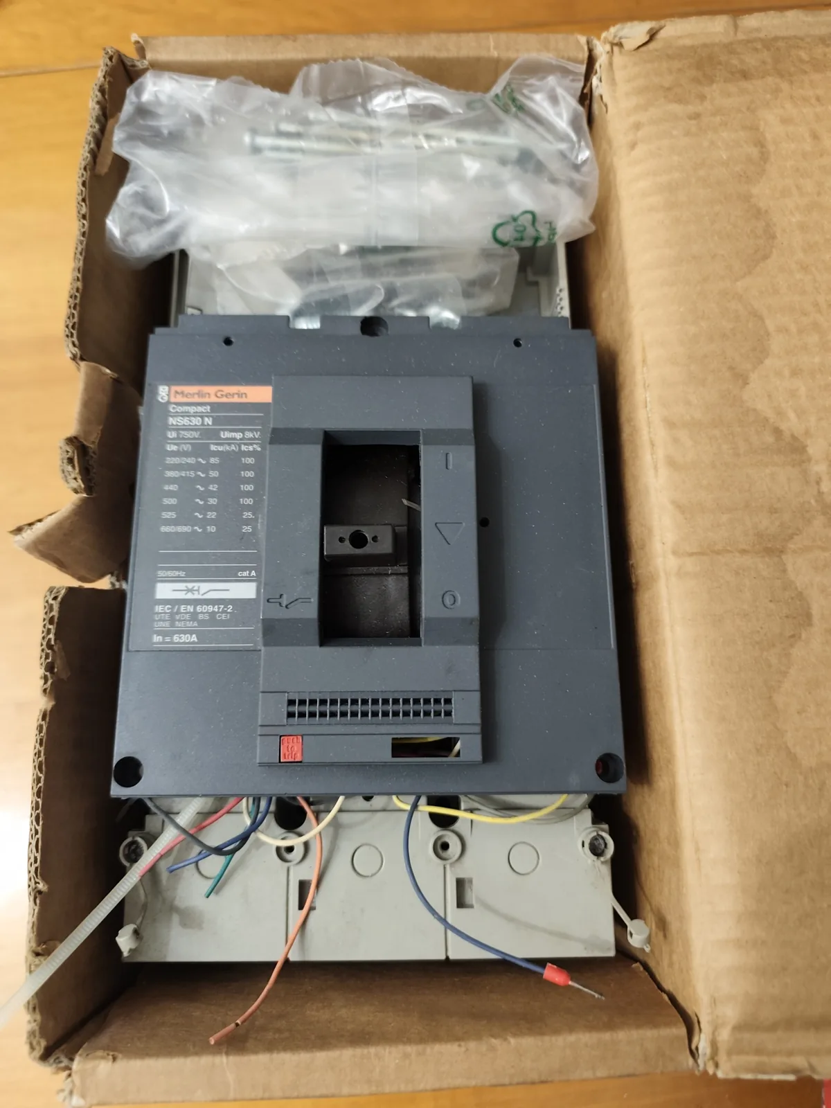 Merlin Gerin Compact NS630N 630 A 3-Pole Circuit Breaker (STR23SE Trip Unit)