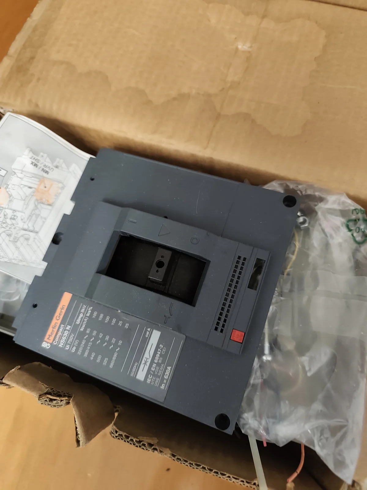 Merlin Gerin Compact NS630N 630 A 3-Pole Circuit Breaker (STR23SE Trip Unit)