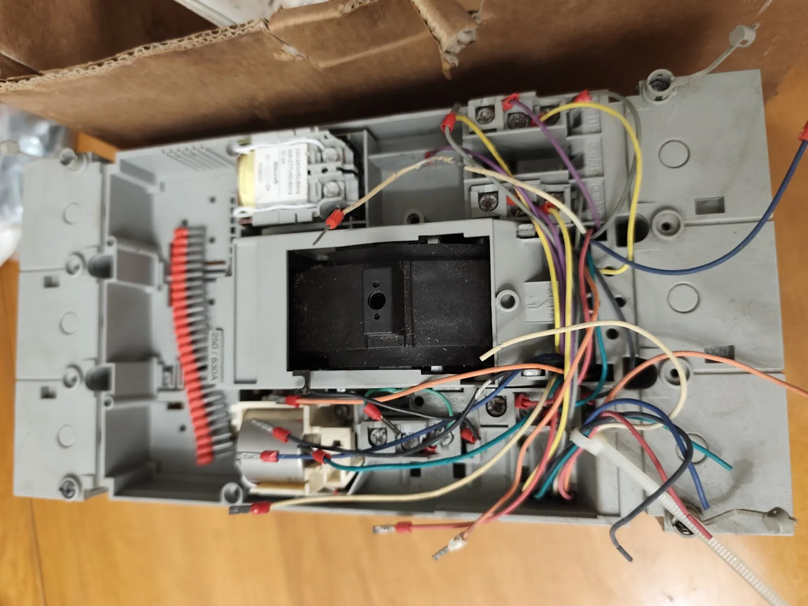 Merlin Gerin Compact NS630N 630 A 3-Pole Circuit Breaker (STR23SE Trip Unit)